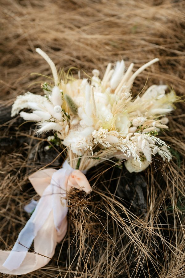 Bouquet mariée fleurs séchées : élégance naturelle pour votre jour j